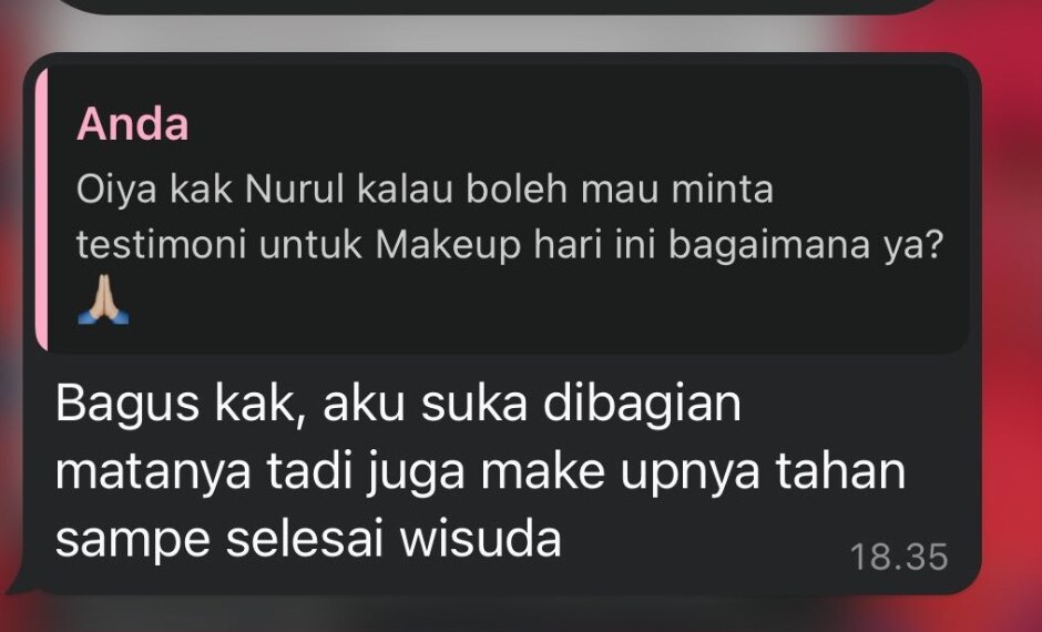 Testimoni klien yang menyukai riasan mata dan menyebut makeup bertahan sampai wisuda selesai