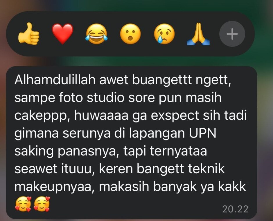 Testimoni klien yang menyebut makeup tetap awet setelah acara luar ruangan dan foto studio