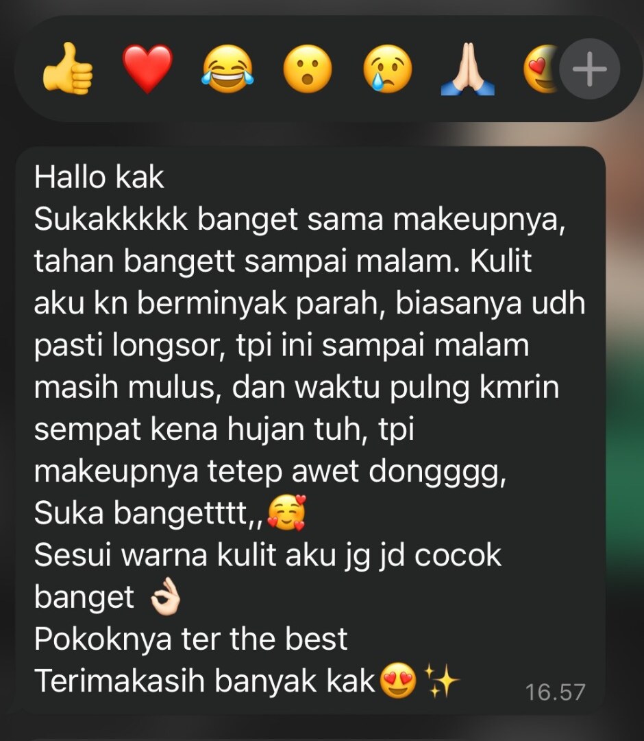 Testimoni klien dengan kulit berminyak yang menyebut makeup tetap mulus hingga malam dan terkena hujan