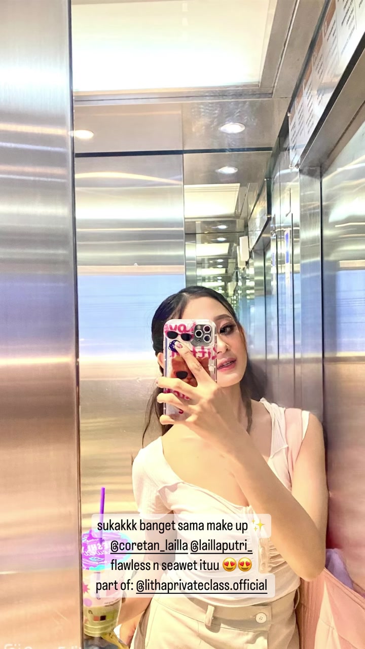Foto hasil makeup klien Coretan Lailla di depan cermin