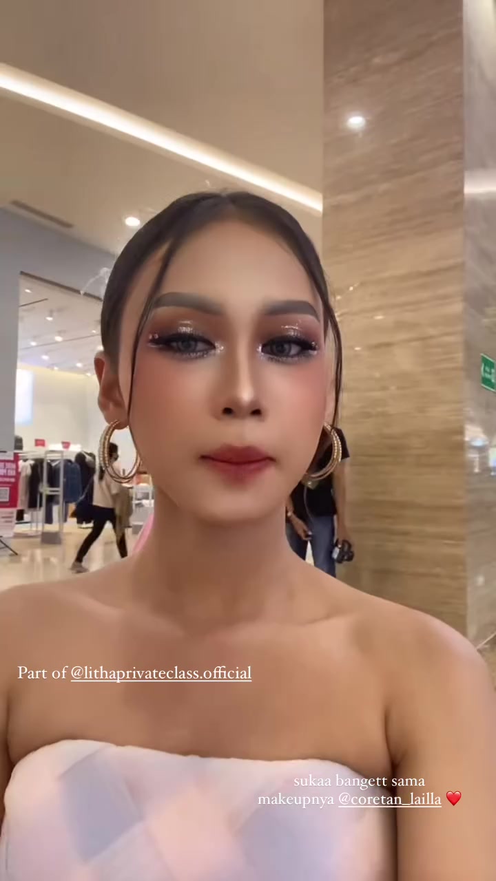 Foto dekat hasil makeup klien Coretan Lailla