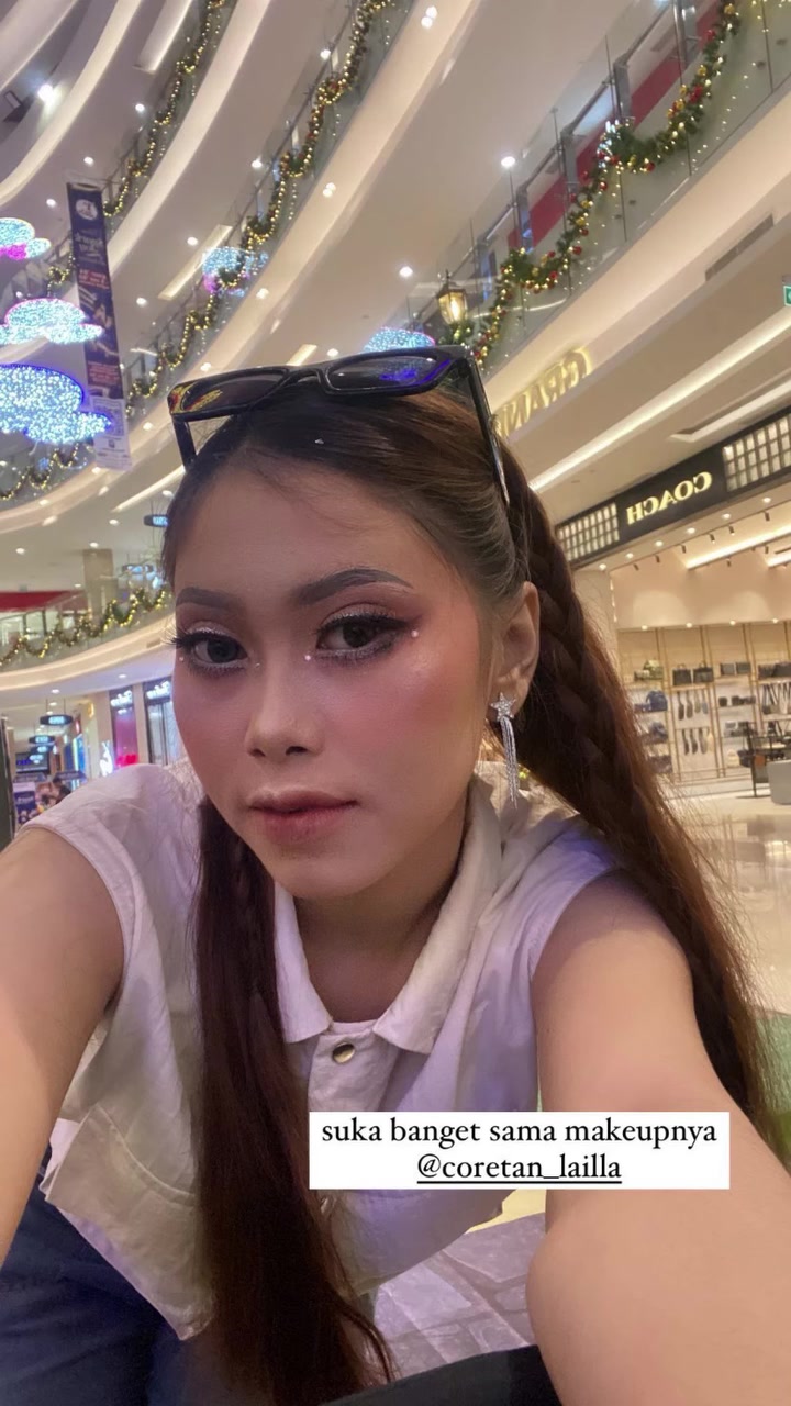 Foto klien yang membagikan rasa puas terhadap makeup Coretan Lailla